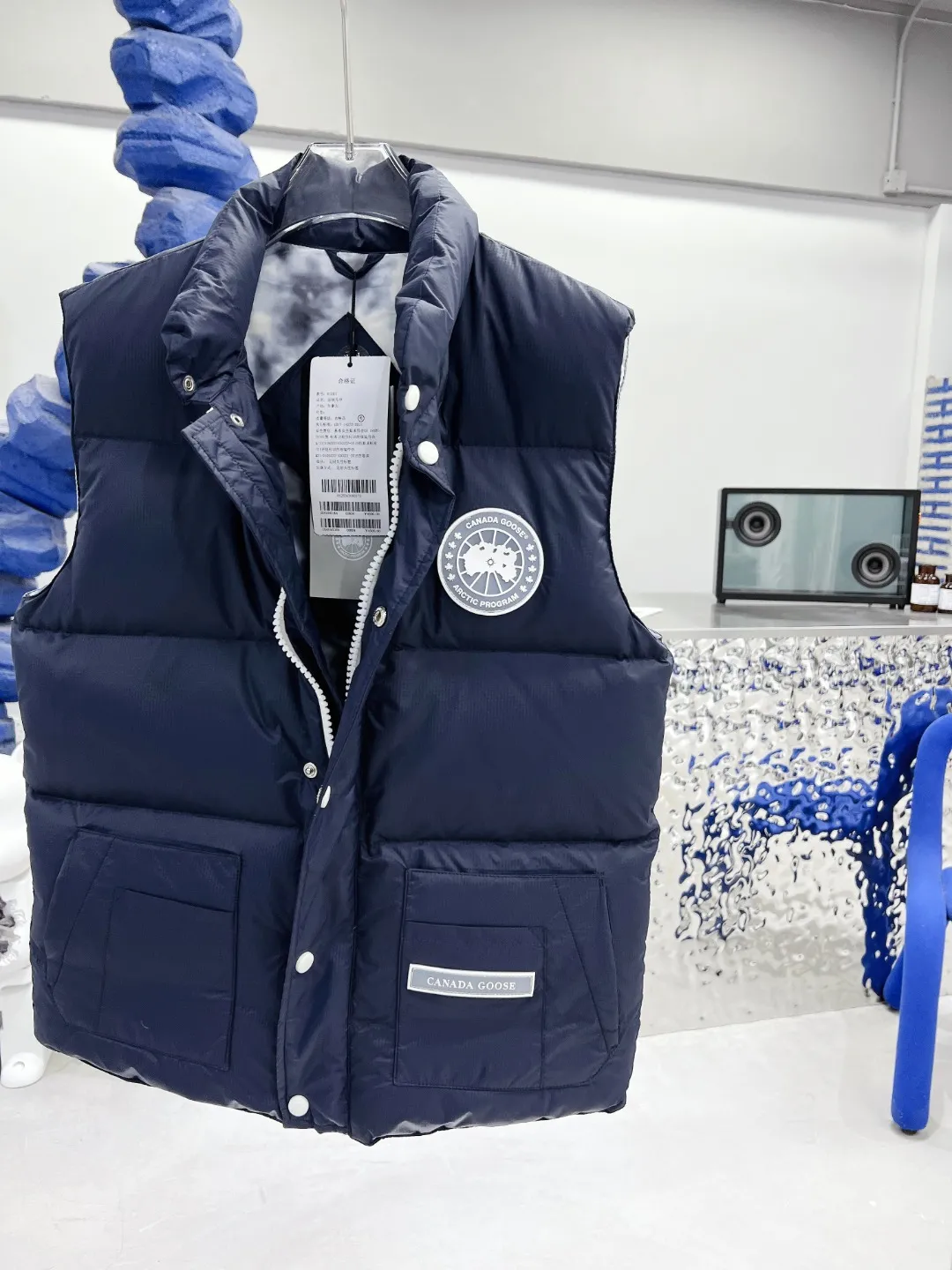 P480 𝗖𝗔𝗡𝗔𝗗𝗔 𝗚𝗢𝗢𝗦𝗘/Canada Goose White Label Glacier Vest Down Jacket Freestyle Vest THEICON This excellent down-filled vest can be freely layered with a variety of clothes, making it a favorite during the changing seasons. It's classic, versatile and provides excellent warmth. The Northern Lights capsule collection is reimagined in rich tones inspired by the stunning colors of Canada's north. The Glacial Haze capsule collection is revamped with a striking and layered color palette that evokes the feeling of being caught in the mist surrounding icebergs and glaciers. The top original replica version refers to the highest version in China (there is no one) (it is a piece of craftsmanship to make a piece of clothing that is ZP when placed in the counter) 1⃣ Made of original custom-made double plain 9500-100% nylon nylon fabric, windproof, waterproof and stain-resistant 2⃣ Filled with national standard Guangzhou Inspection white duck down, the amount of down is more than twice that of ordinary goods.  3⃣The zipper is customized from Yoshida YKK factory, with clear engraving and perfect and smooth texture. 4⃣Collar label, armband, back label, hangtag, complete anti-counterfeiting mark. Color: black, white, mood blue, melted water blue, graphite gray, purple. Size: XS S M L XL XXL